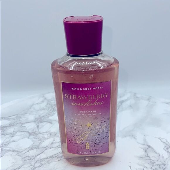 BATH & BODYWORKS Strawberry Snowflakes Body Wash-10 Fl Oz NEW! - Picture 1 of 2